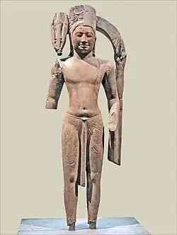 Harihara. Province de Takeo. Chenla. Style du Phnom Da, fin VIe-VIIe s. Grès (or sur laque, tardifs). H. 173 cm. Musée Guimet.