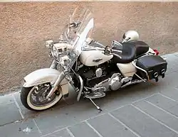 Une Harley-Davidson Road King white.
