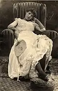 1890Hetty Pettigrew, photographiée par le caricaturiste Edward Linley Sambourne