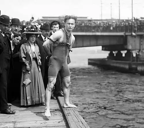 Sur le pont Harvard de Boston (1908).