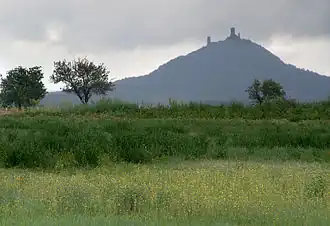Vue des tours au sommet de Hazmburk.