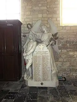 Le monument aux morts dans l'église