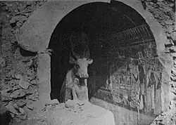 Saint des saints de la chapelle d'Hathor lors de sa découverte par Édouard Naville en 1906 avec la vache Hathor comme image de culte.