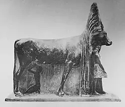 Vache Hathor avec deux représentations d'Amenhotep&nbsp;II, aujourd'hui au Musée égyptien du Caire.