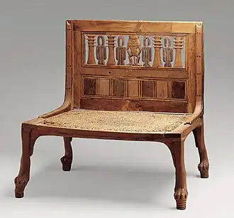 Chaise de Hatnefer ; 1492-1473 BC ; buis, cyprès, ébène et corde de lin ; hauteur : 53&nbsp;cm ; Metropolitan Museum of Art.