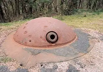 Gros plan sur une tourelle pour obusier de 150&nbsp;mm.