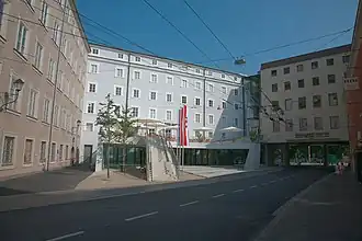 Les trois bâtiments sur 4 à 6 niveaux de la Haus der Natur de Salzbourg (Autriche)