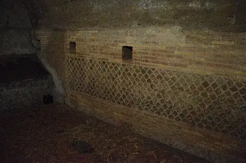 Pièce intérieure. Sol dallé en opus spicatum, mur en opus mixtum.