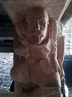 Sculpture de Bodo Ebhardt sur une colonne de citerne du château.