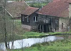 L'étang-réservoir et la roue hydraulique.