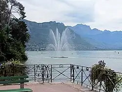 Jet d'eau sur le lac d'Annecy.