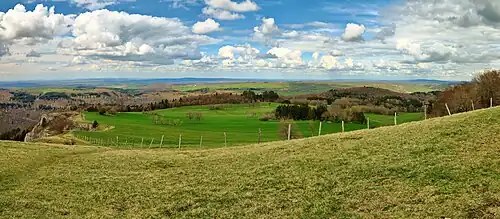 Panorama sur le plateau d'Ornans depuis le belvédère de Hautepierre-le-Châtelet.