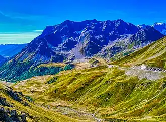Vue des pics de Combeynot depuis le col du Galibier au nord.