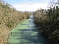 Photographie en couleurs de la rivière du Fier à Hauteville-sur-Fier.