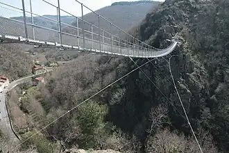 Dessous du tablier et câbles de stabilisation.
