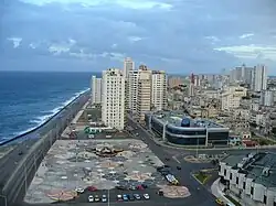 Vue vers l'est depuis l'hôtel en 2007.