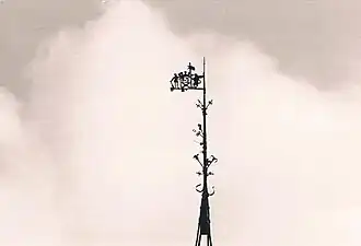 Girouette aux armoiries de Bonhome sur la tour du château.