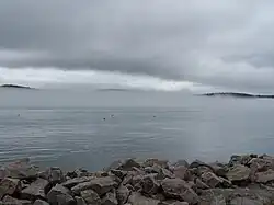 Les îles face à la municipalité.