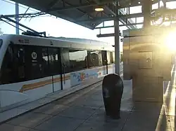 Train à quai à la station.