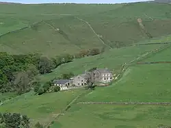 À Hayfield Tunstead Clough Farm, Peak District, Angleterre , les talus de pierre jouent un rôle de clôture semblable à celui des haies dans le bocage arboré