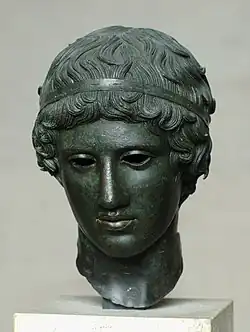 Tête de jeune homme en bronze seule, de face.
