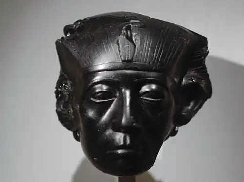 Sésostris&nbsp;IIIObsidienne, H. 12&nbsp;cm.Musée Calouste-Gulbenkian