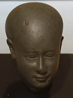 Tête d'un prêtre. Serpentine. Égypte antique.