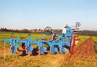 Charrue-balance multisocs (1921). Elle était tirée par un treuil actionné par une locomobile placée en bout de sillon avec une poulie de renvoi à l'autre bout ou bien deux locomobiles. La charrue basculait automatiquement en repartant en sens inverse.