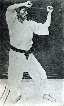 Ce double blocage (combinaison de jōdan tate-uke et use soete) est première technique du kata Heian Nidan, ici effectuée par le maître Gichin Funakoshi.