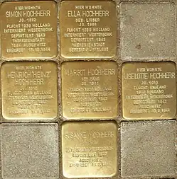 Photo couleur d’un carré subdivisé en 9 carrés égaux dont six sont dorés.