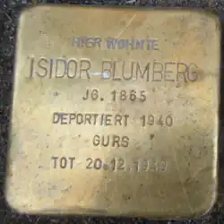 Photo couleur d'une plaque commémorative en laiton.