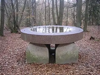 Vogeltränke (1997) dans la Künstler-Nekropole de Cassel