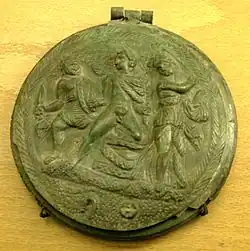 Pâris se faisant reconnaître par Hector et Cassandre. Miroir à boîte, bronze, -IIIe siècle.