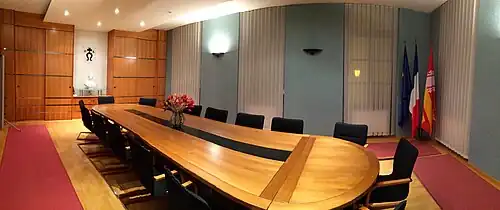 C'est le lieu central de la vie démocratique de la commune : la salle des délibérations du Conseil Municipal.