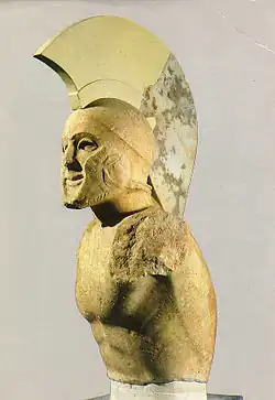 Buste d'un hoplite casqué, dit « Léonidas », début du Ve&nbsp;siècle, Musée archéologique de Sparte.