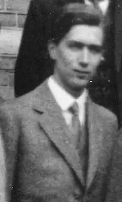 Description de l'image Helmut Hönl at Leiden Kamerlingh-Onnes Lab, 1926 (cropped).jpg.