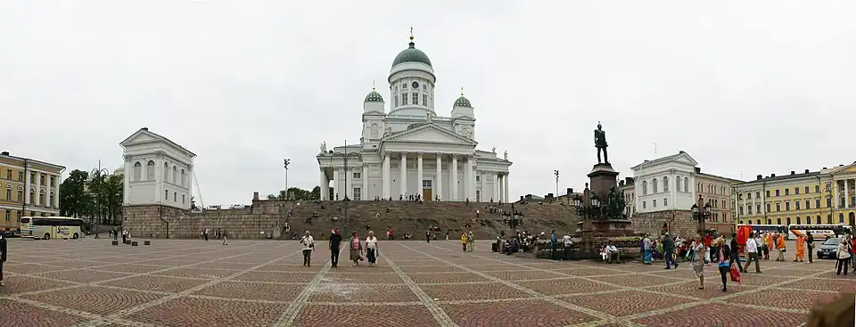 Vue panoramique de la façade Sud de la Cathédrale ou de la place