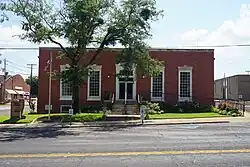 Façade du bâtiment en briques rouges