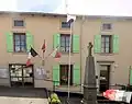 La mairie et son monument aux morts