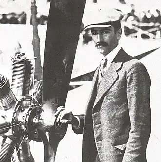 Henri Fabre devant son appareil "Monaco"