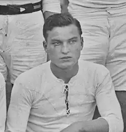 Description de l'image Henri_Mounès,_au_Stade_de_Colombes(07-10-28)_avec_le_maillot_de_la_Section_(Agence_Rol).jpg.