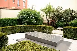 Photographie en couleur d'une tombe.