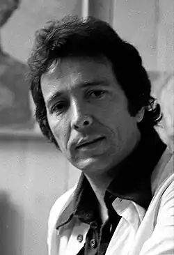 Portrait en noir et blanc de trois-quarts de Herb Alpert le 17 septembre 1974