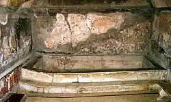 grand bassin rectangulaire au fond de la pièce