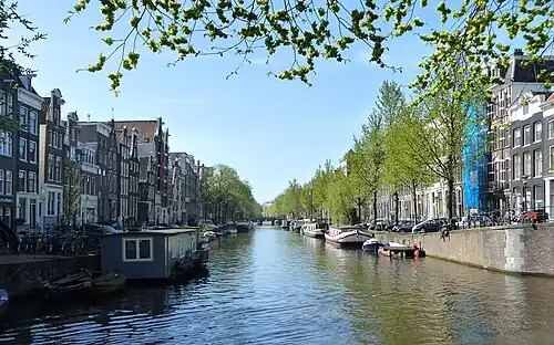 Photographie du quartier de Herengracht qui souligne la qualité des mêmes biens immobiliers sur plusieurs siècles.