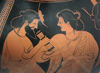 Assemblée divine (détail) : Hermès et sa mère Maïa, amphore attique à figures rouges, v. 500 av. J.-C., Staatliche Antikensammlungen (Inv. 2304).