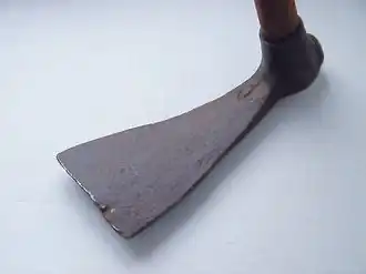 Herminette de charpentier de marine.