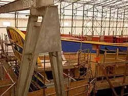 La poupe terminée vue sous le pont de levage.
