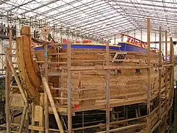 Pose de la pièce de la proue.