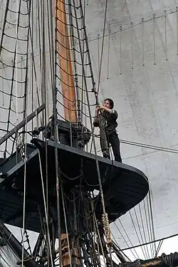 Une gabière sur la hune de l'Hermione. Le métier, longtemps exclusivement masculin, est aujourd'hui mixte.